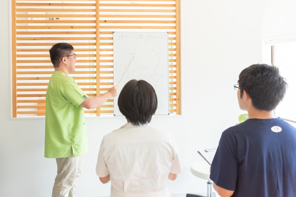 大府市の整体、理学療法士、柔道整復師、カイロプラクティック、パーソナルトレーニンナー、エステシャン、セラピスト、インストラクターが、キャリアアップのために学校に通う。レクチャー中。